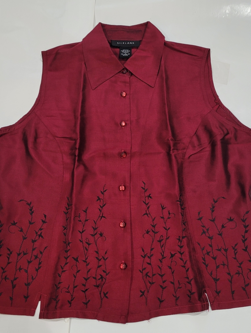SilkLand Sleeveless Button-Front Top in Burgundy